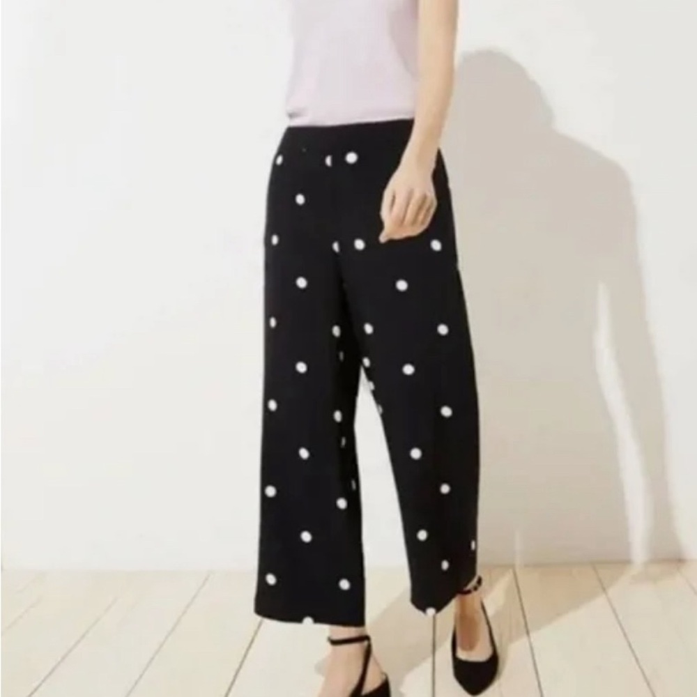 Gently used Loft crop pant in size small, color black with white dots